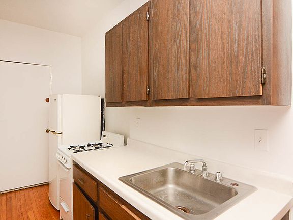 2nd image of 953 W Cornelia Ave APT 3C
