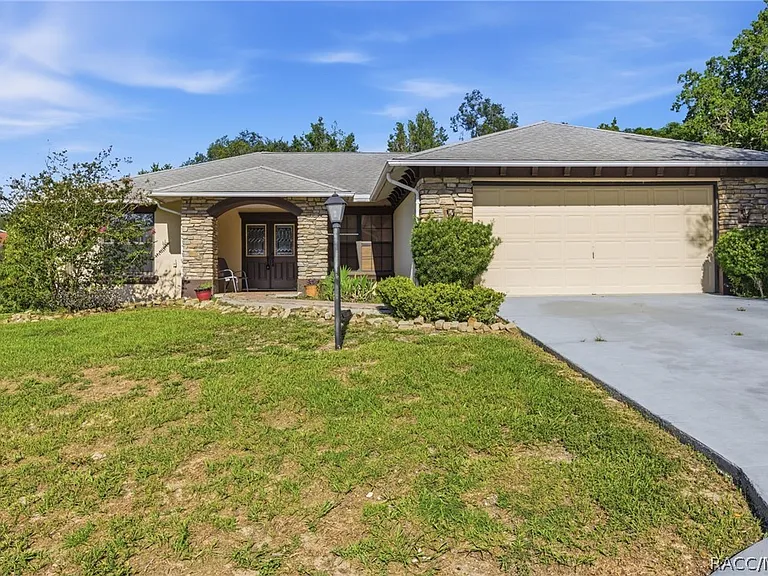3632 N Honeylocust Dr — Photo 2
