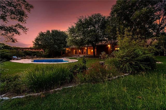 1st image of 8909 Glenlake Dr