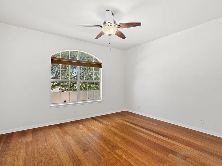 209 Canterbury Dr — Photo 25