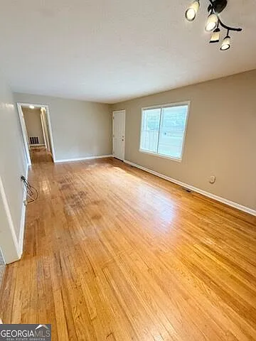 3 bed, 1.5 bath, 1337 sqft, $1,500 — Photo 4