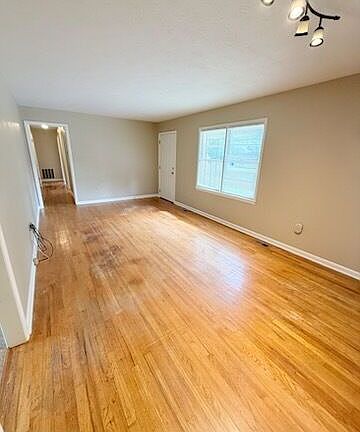 4th image of 1204 Edgewood Dr