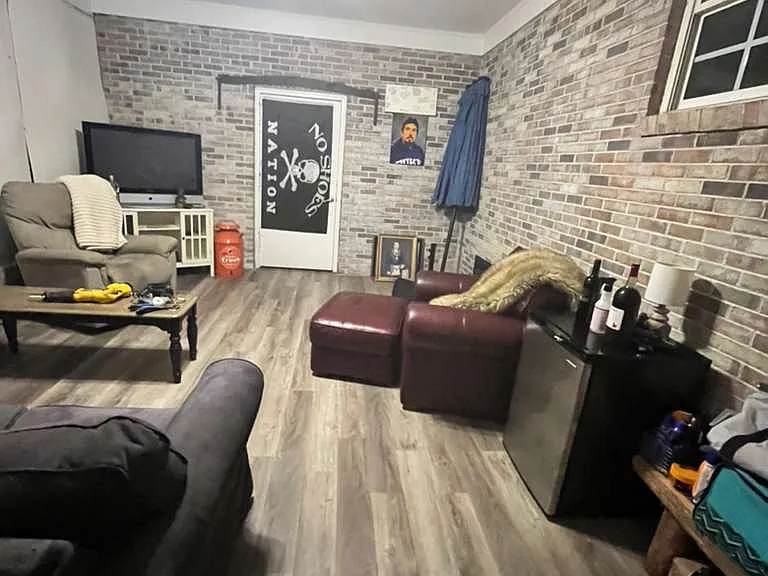 Flex room-carport converted to add another room w/full bathroom and laundry room