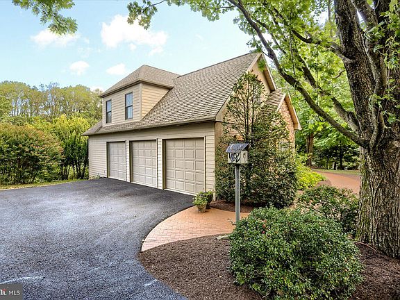3rd image of 21 Westwind Dr