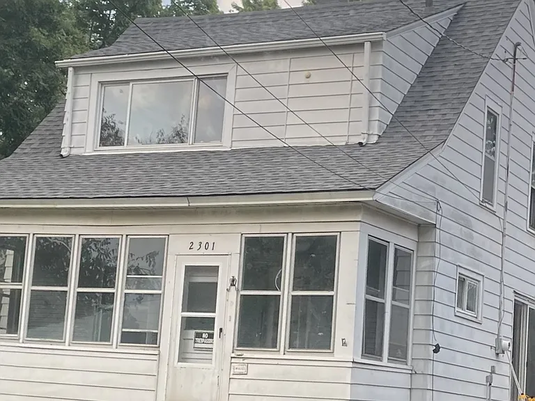 2301 Cole Ave SE — Photo 1
