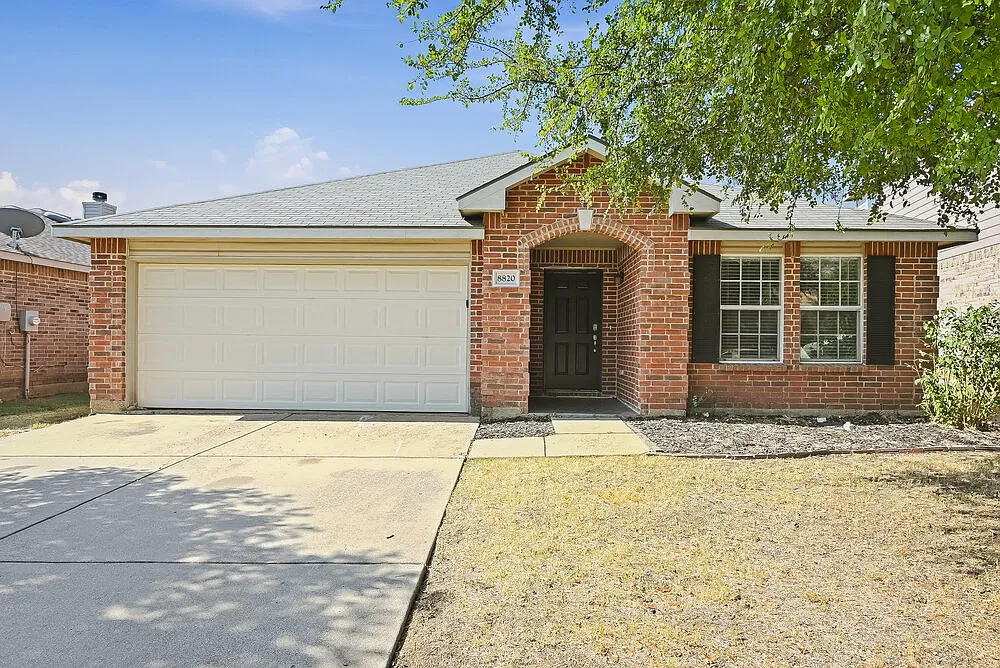 4 bed, 2.0 bath, 2105 sqft, $2,470 — Photo 1