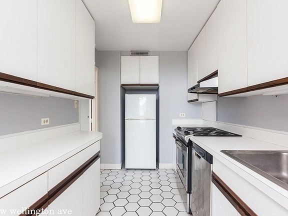 3rd image of 336 W Wellington Ave #1615