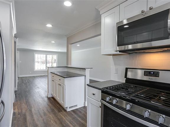 4th image of 105 Carriage Dr APT 4