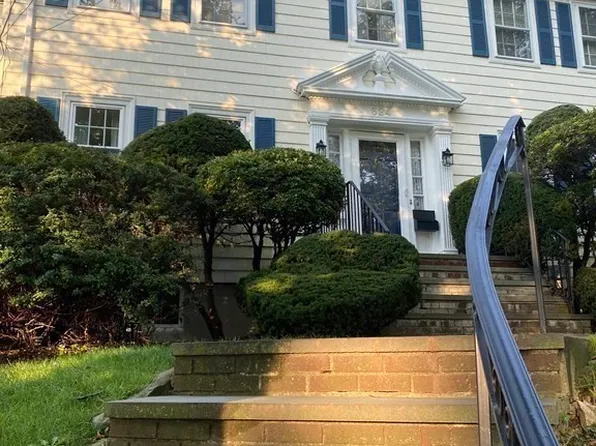 624 Newton St, Brookline, MA 02467