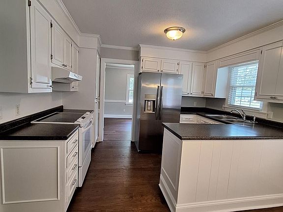 3rd image of 3201 Tucker Dr