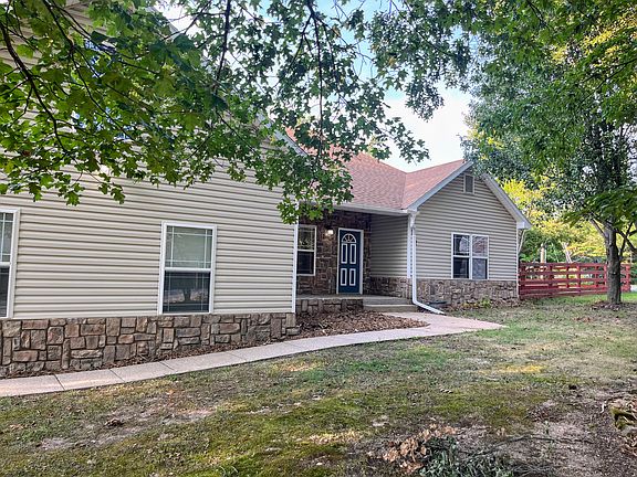 2nd image of 2 Holcombe Ln