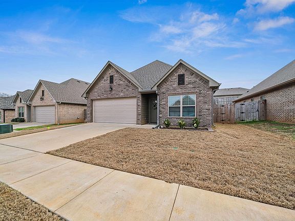 3rd image of 824 Lindsey Ln