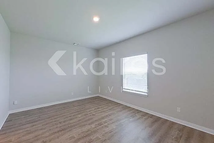 712 Saint James Pl — Photo 7