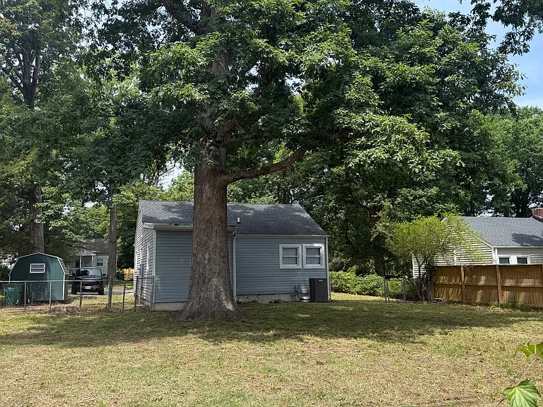 955 Bradley Ln — Photo 12