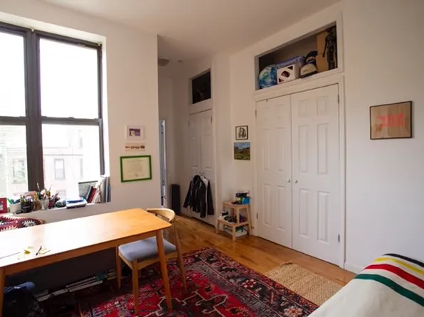 194 Vernon Avenue image 6 of 23