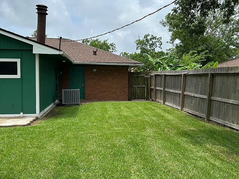 203 Mimosa St — Photo 13