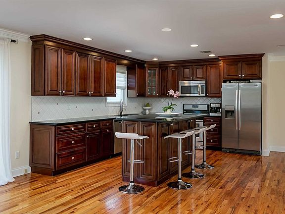 5th image of 108 Lakeview Ave