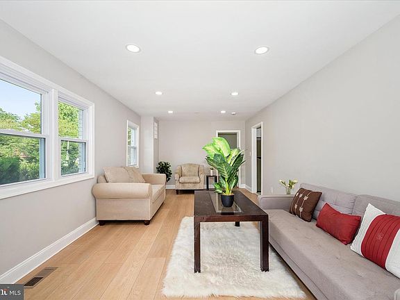 5th image of 10607 Lilac Pl