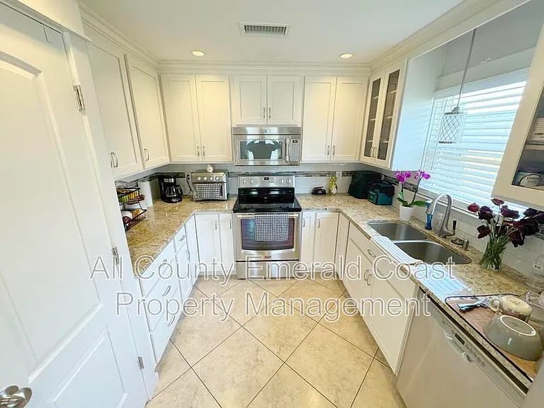 915 Emily Cir — Photo 16
