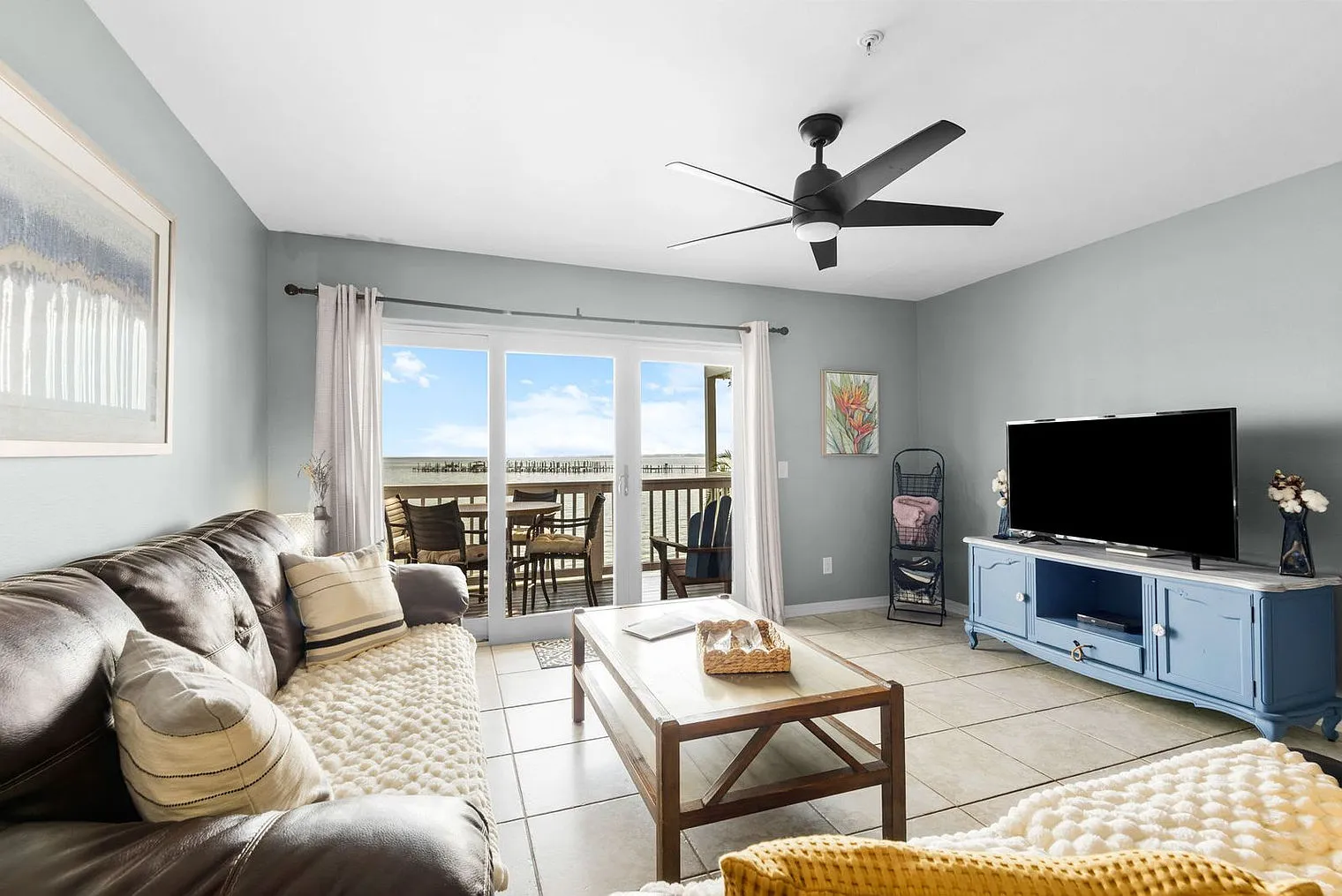 2 bed, 2.0 bath, 1302 sqft, $4,210 — Photo 2