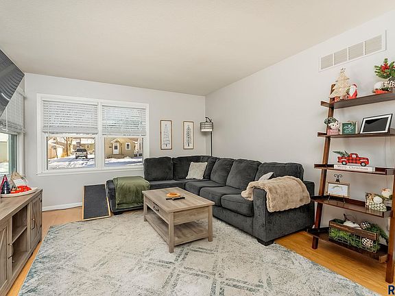3rd image of 707 S Hawthorne Ave