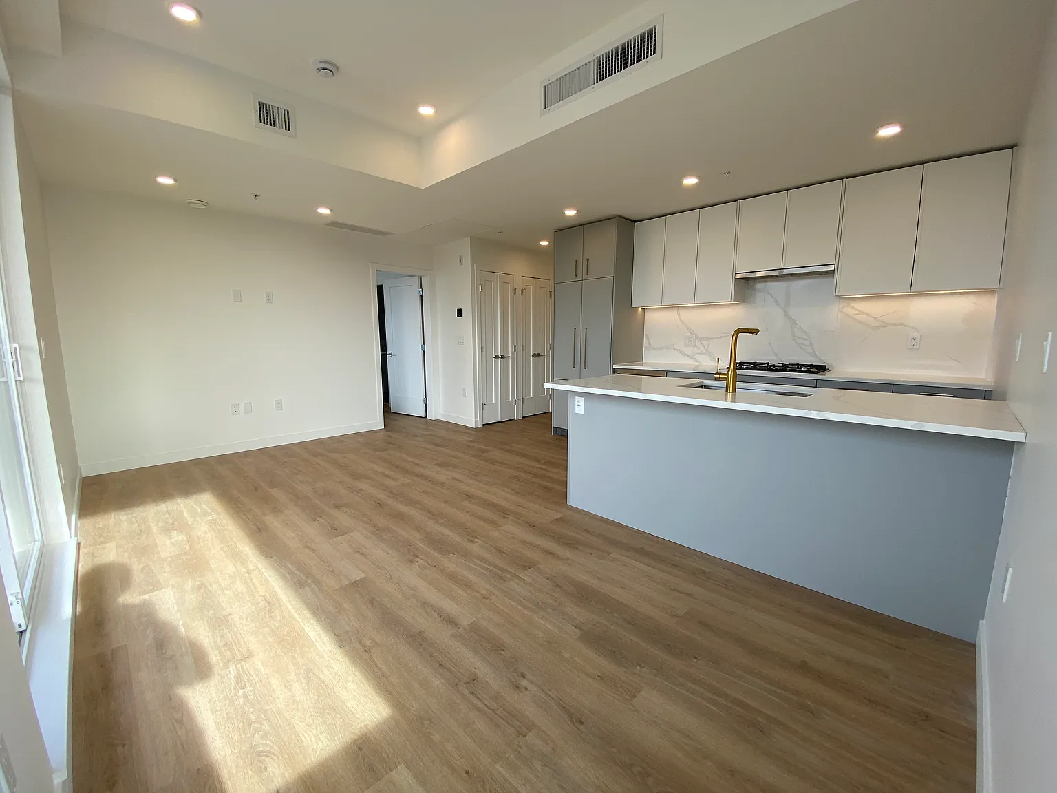 3 bed, 983 sqft, $3,850 — Photo 2