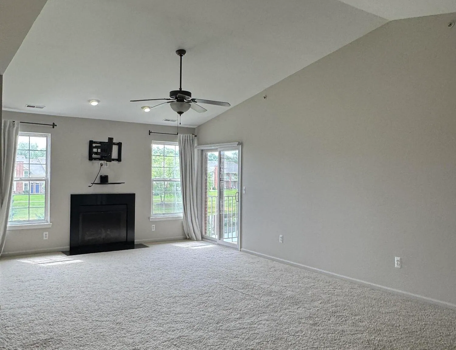 2 bed, 2.0 bath, 1592 sqft, $1,990 — Photo 4