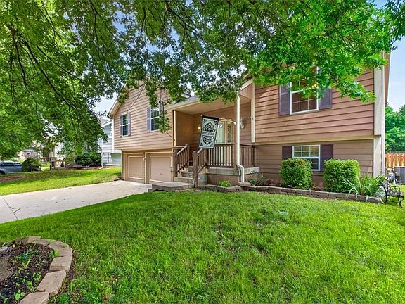 3rd image of 1029 SE Granada Dr