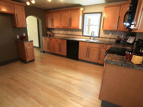 5th image of 368 Carbon St