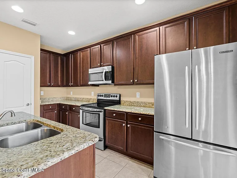 765 Ventura Dr — Photo 7