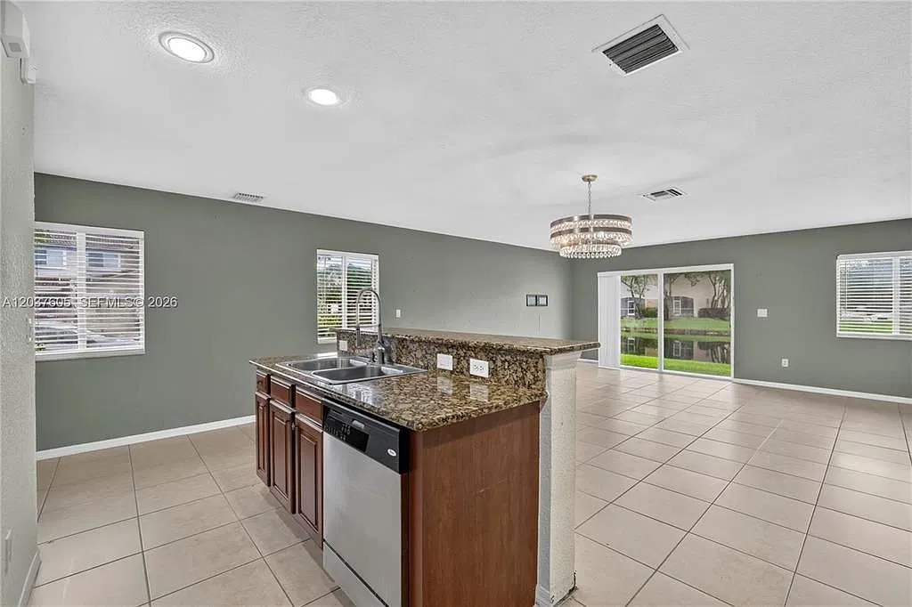 3 bed, 2.5 bath, 1555 sqft, $3,300 — Photo 2