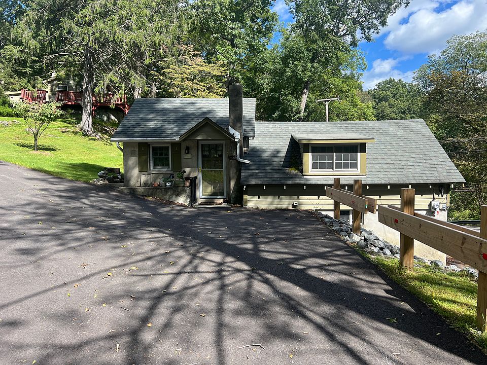 Front entrance & tenant parking area