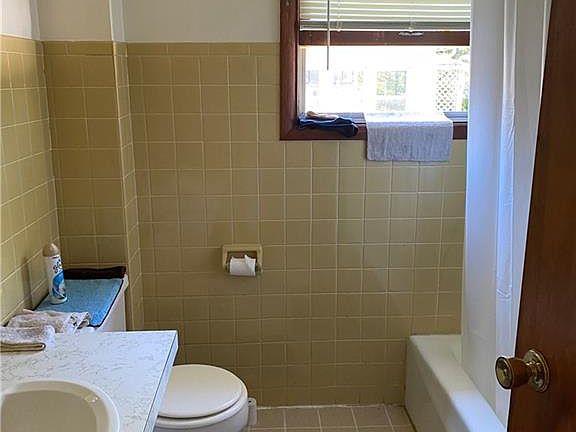 5th image of 132 Belmont Ave