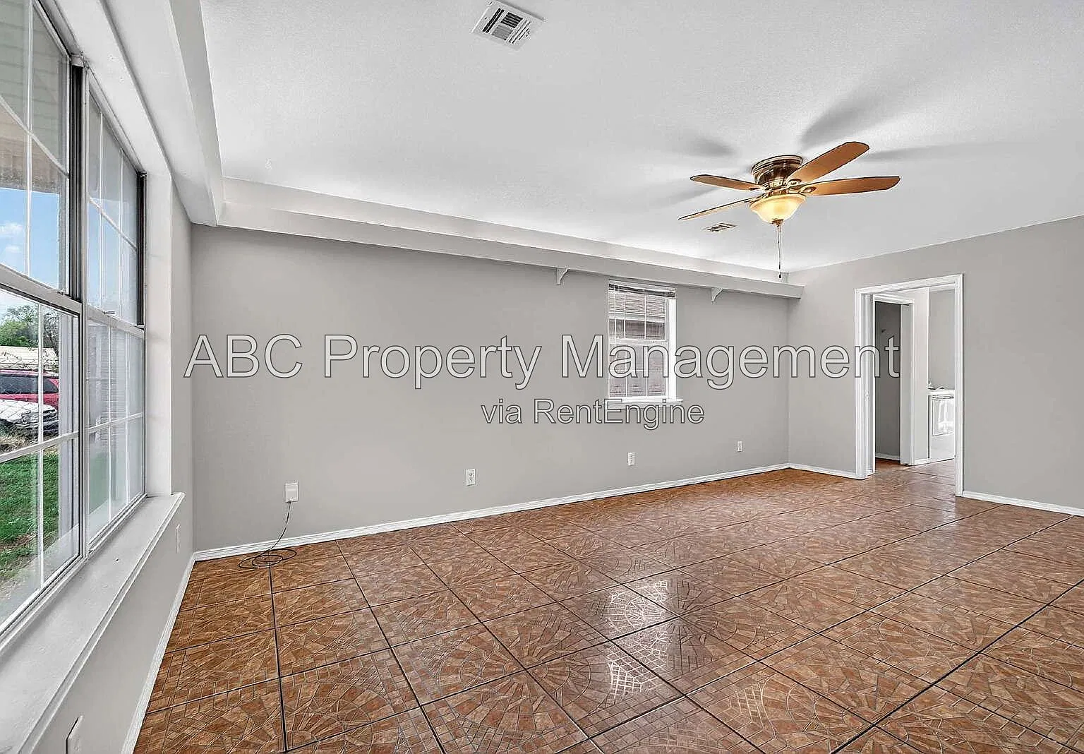 3 bed, 1.5 bath, 1200 sqft, $1,500 — Photo 4
