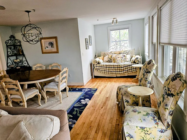 193 E Grand Ave #8 — Photo 7