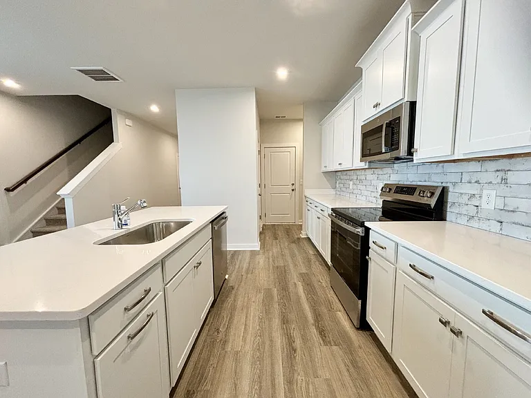 55 Lockwood Dr — Photo 8
