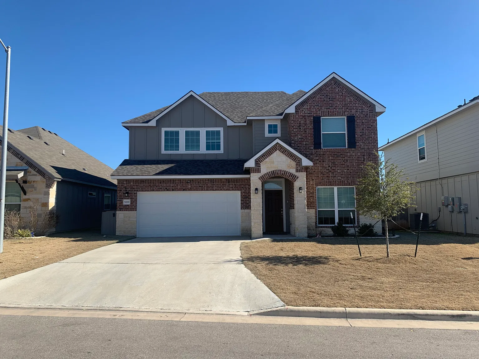 4 bed, 2801 sqft, $2,975 — Photo 2