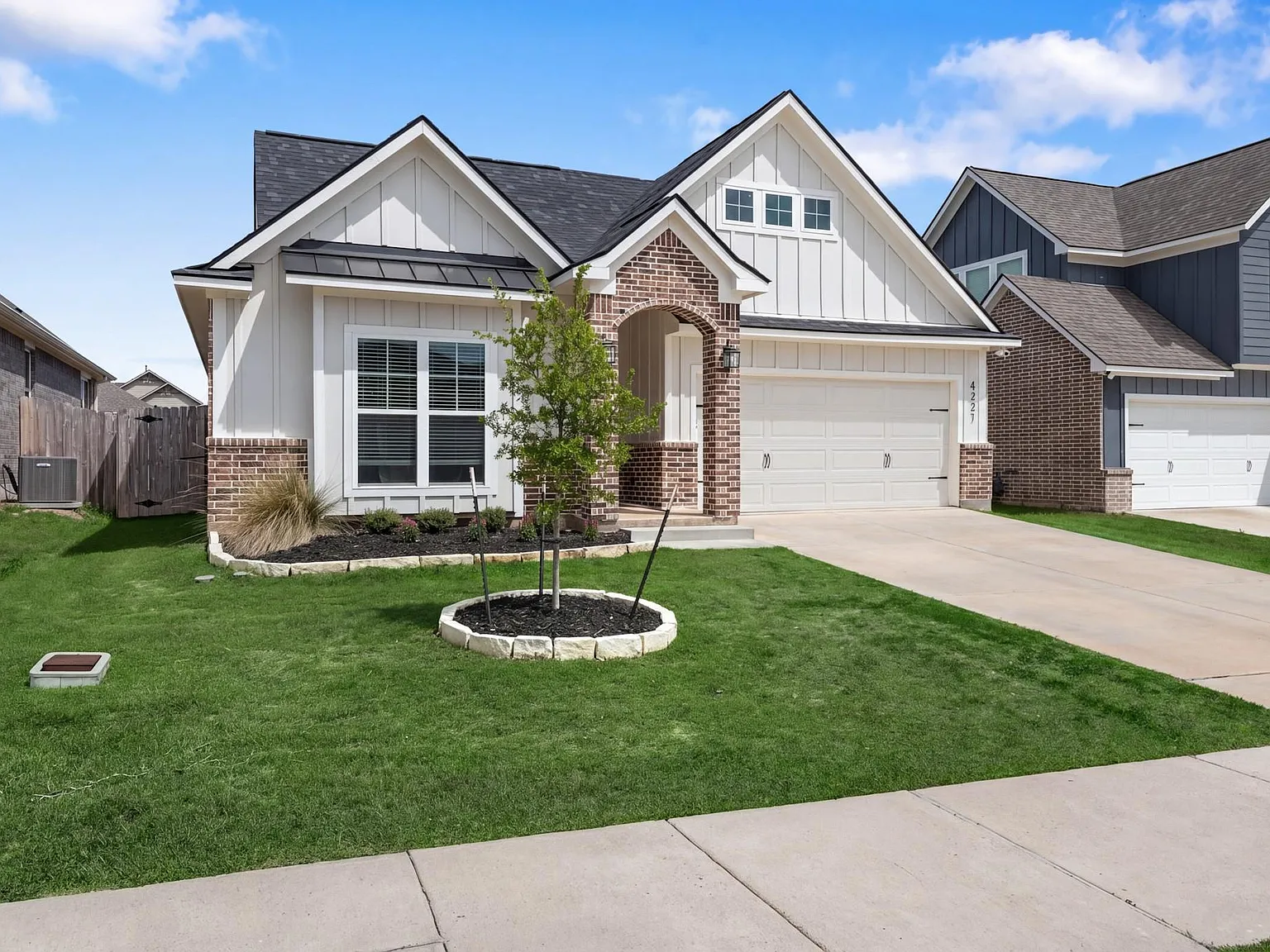 3 bed, 2.0 bath, 1769 sqft, $2,000 — Photo 2