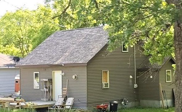 2nd image of 106 4th St SE