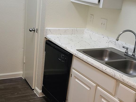 5th image of 1302 E Broadway St #206