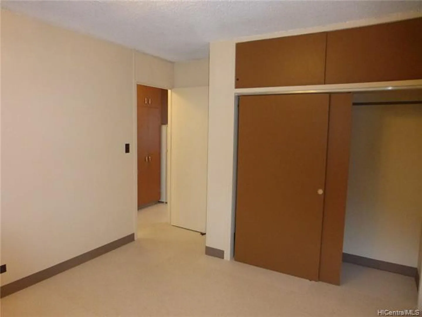 Centrally Located 1-Bedroom Walk-Up Apartment Minutes to Downtown & Queens Hospital — Photo 4