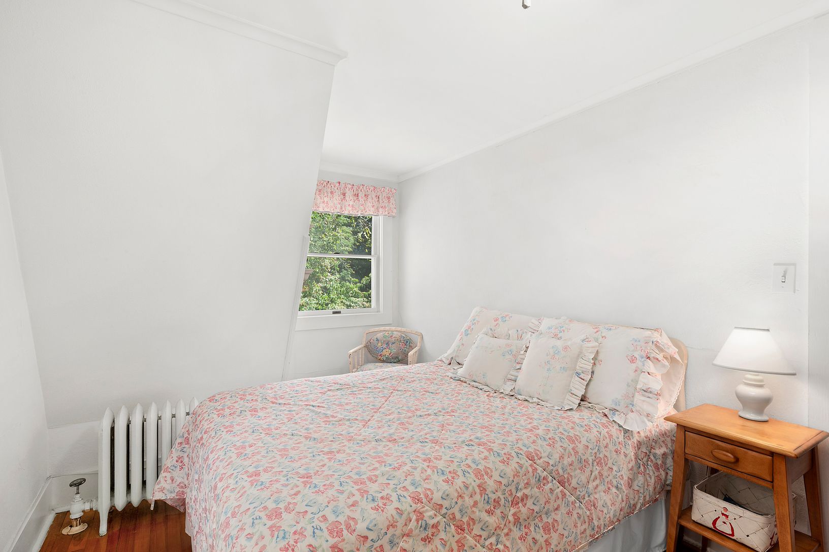  This bedroom does not have a closet.