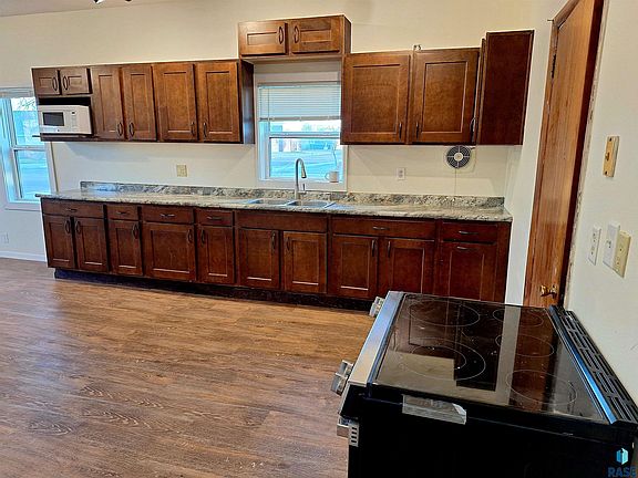 4th image of 501 N Main St