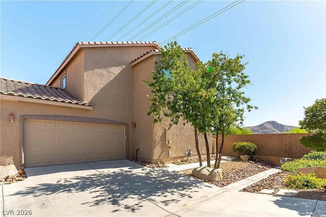 3 bed, 2.5 bath, 1739 sqft, $2,000 — Photo 2