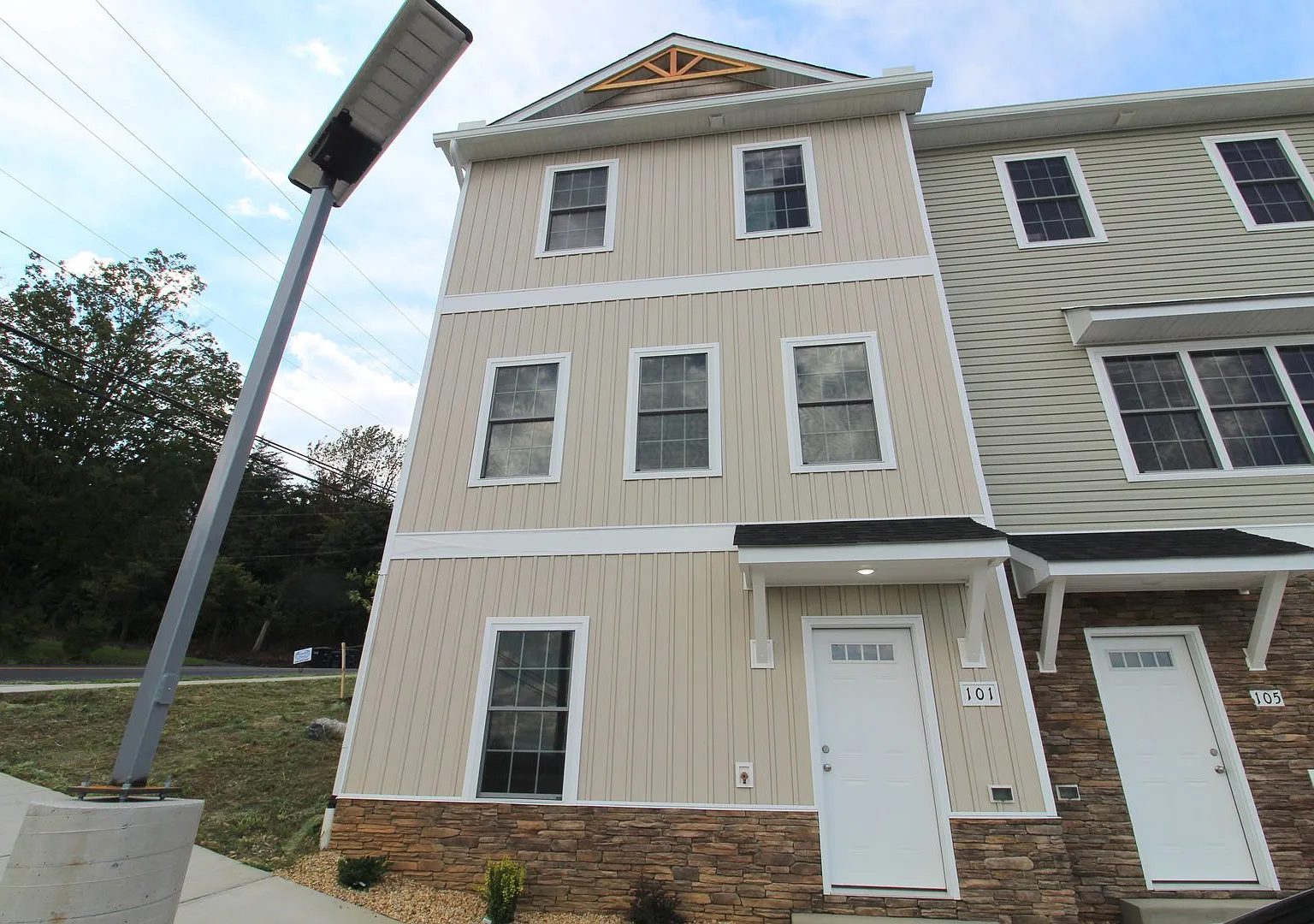 Available Now! New construction townhome! — Photo 2