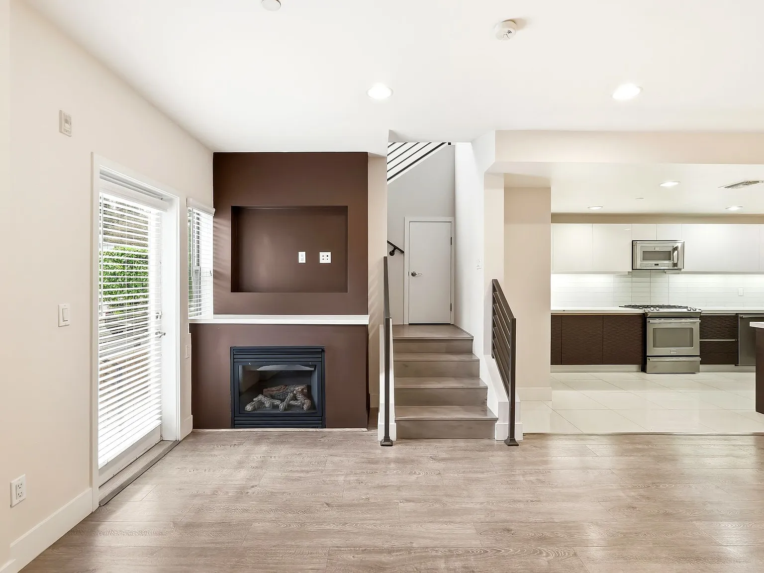 3 bed, 2.5 bath, 1410 sqft, $4,095 — Photo 3