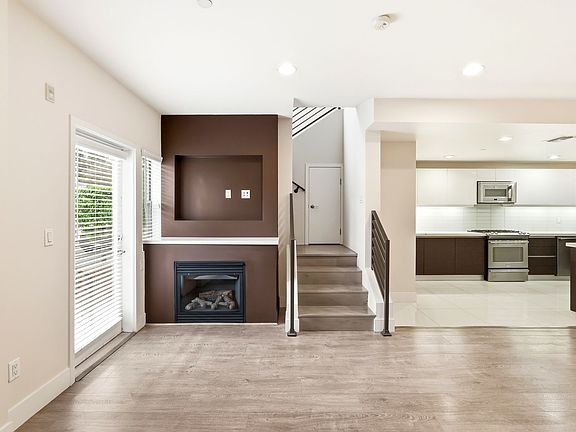 3rd image of 11305 Moorpark St #1