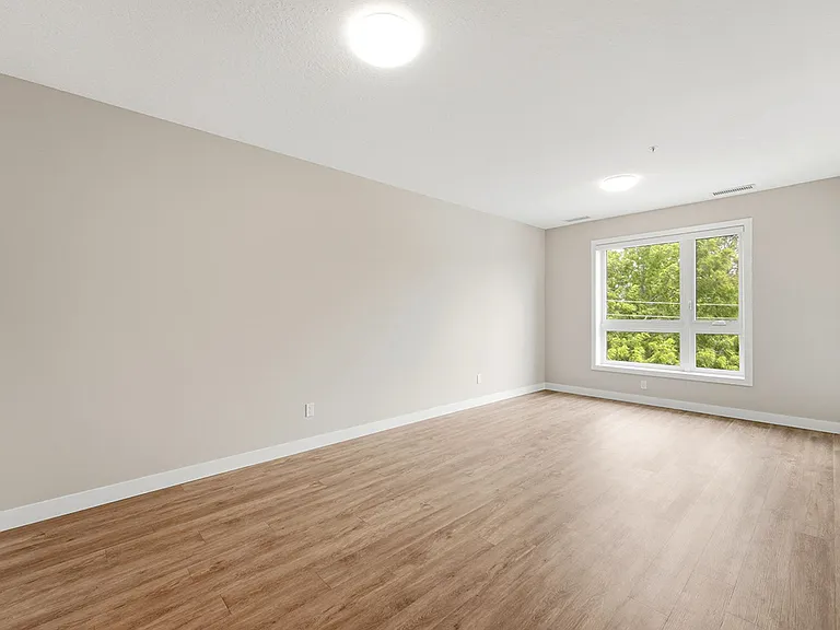 105 Oxford St — Photo 9