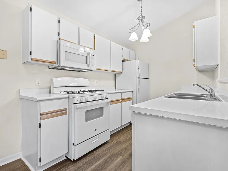 Oasis Apartments — Photo 12