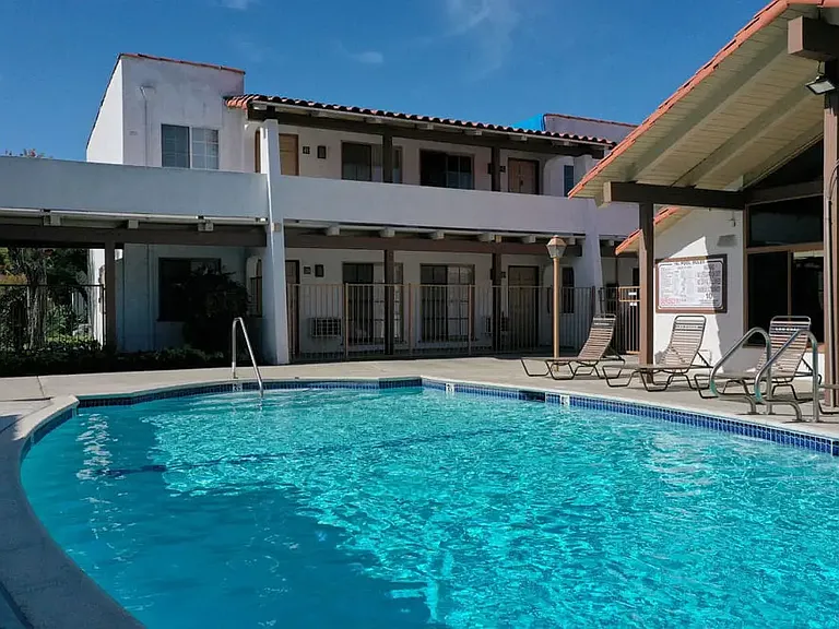 Las Casas Apartment Homes — Photo 3